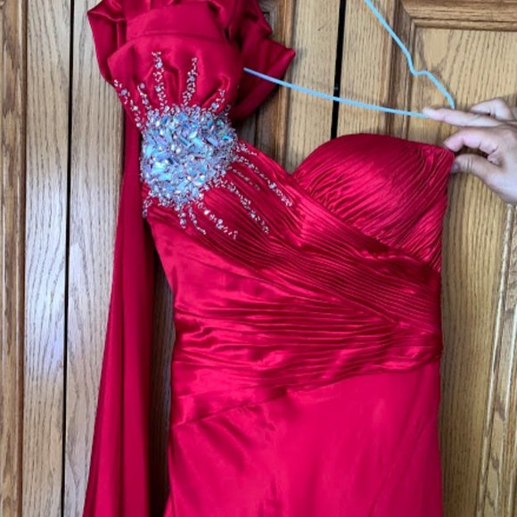 Mac Duggal -Red one sleeved  caped Pageant Dress - Picture 5 of 11